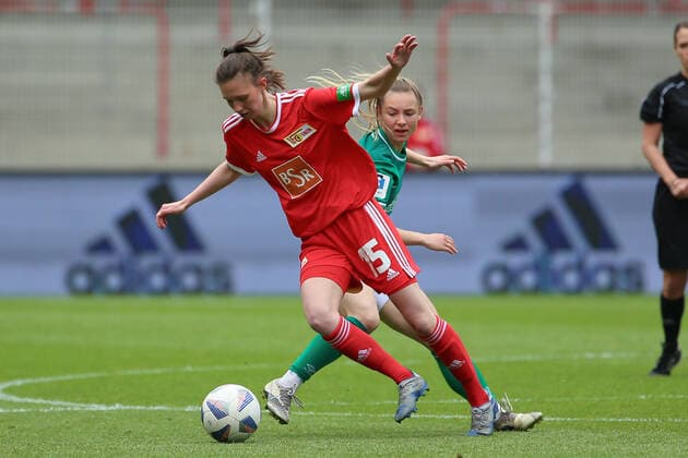 v.li.: Louisa Kähler (1. FC Union Berlin, 15) und Michelle Weiß (SV Werder Bremen, 8) im Zweikampf, Duell, Dynamik, Aktion, Action, Spielszene, 01.05.2022, Berlin (Deutschland), Fussball, Testspiel, 1. FC Union Berlin - SV Werder Bremen