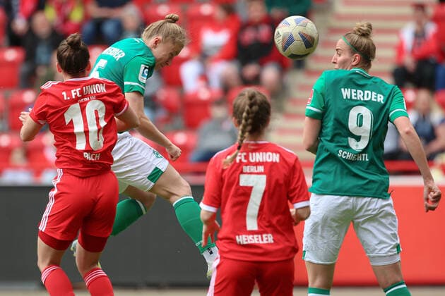 v.li.: Latoya Bach (1. FC Union Berlin, 10) und Michelle Ulbrich (SV Werder Bremen, 5) im Kopfballduell, Kopfball, Zweikampf, Action, Aktion, Spielszene, Katharina Schiechtl (SV Werder Bremen, 9), 01.05.2022, Berlin (Deutschland), Fussball, Testspiel, 1. FC Union Berlin - SV Werder Bremen