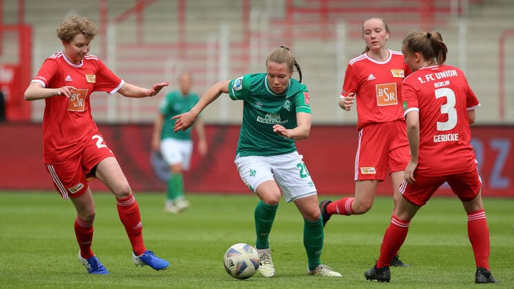 v.li.: Hannah Kratz (1. FC Union Berlin, 21), Christin Meyer (SV Werder Bremen, 20) und Pauline Gericke (1. FC Union Berlin, 3) im Zweikampf, Duell, Dynamik, Aktion, Action, Spielszene, 01.05.2022, Berlin (Deutschland), Fussball, Testspiel, 1. FC Union Berlin - SV Werder Bremen