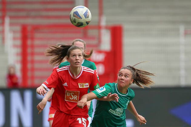 v.li.: Louisa Kähler (1. FC Union Berlin, 15) und Maja Sternad (SV Werder Bremen, 11) im Zweikampf, Duell, Dynamik, Aktion, Action, Spielszene, 01.05.2022, Berlin (Deutschland), Fussball, Testspiel, 1. FC Union Berlin - SV Werder Bremen