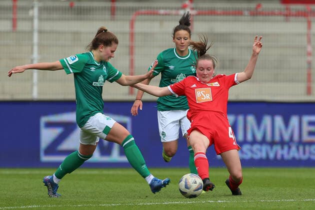 v.li.: Emilie Bernhardt (SV Werder Bremen, 16) und Carolin Fredrich (1. FC Union Berlin, 4) im Zweikampf, Duell, Dynamik, Aktion, Action, Spielszene, 01.05.2022, Berlin (Deutschland), Fussball, Testspiel, 1. FC Union Berlin - SV Werder Bremen
