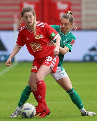 v.li.: Lena Bucher (1. FC Union Berlin, 16) und Michelle Weiß (SV Werder Bremen, 8) im Zweikampf, Duell, Dynamik, Aktion, Action, Spielszene, 01.05.2022, Berlin (Deutschland), Fussball, Testspiel, 1. FC Union Berlin - SV Werder Bremen