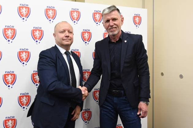 Chairman of the Football Association of the Czech Republic (FACR) Petr Fousek, left, handshakes with head coach of the Czech national football team Jaroslav Silhavy during the press conference, PK, Pressekonferenz of the association, on May 2, 2022, in Prague, Czech Republic. Silhavy remains coach, has extended his contract with the association until after next cycle of EURO Qualification, EM, Europameisterschaft (CTKxPhoto KaterinaxSulova) CTKPhotoP2022050203261 suk
