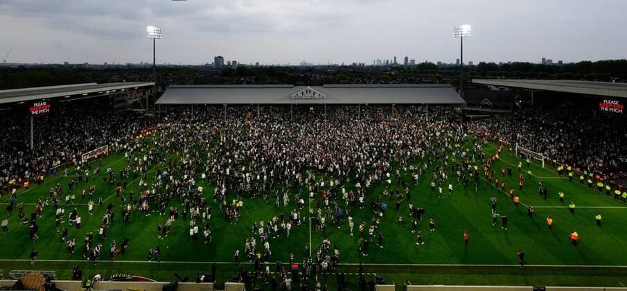 Mandatory Credit: Photo by Dave Shopland Shutterstock (12917138bv) Fulham fans on the pitch at Craven Cottage after Fulham s 7-0 win against Luton to win the league title Fulham v Luton Town, EFL Sky Bet Championship, Football, Craven Cottage, London, UK - 02 May 2022 EDITORIAL USE ONLY No use with unauthorised audio, video, data, fixture lists, club league logos or live services. Online in-match use limited to 120 images, no video emulation. No use in betting, games or single club league player publications. Fulham v Luton Town, EFL Sky Bet Championship, Football, Craven Cottage, London, UK - 02 May 2022 EDITORIAL USE ONLY No use with unauthorised audio, video, data, fixture lists, club league logos or live services. Online in-match use limited to 120 images, no video emulation. No use in betting, games or single club league player publications. Copyright: xDavexShopland Shutterstockx 12917138bv