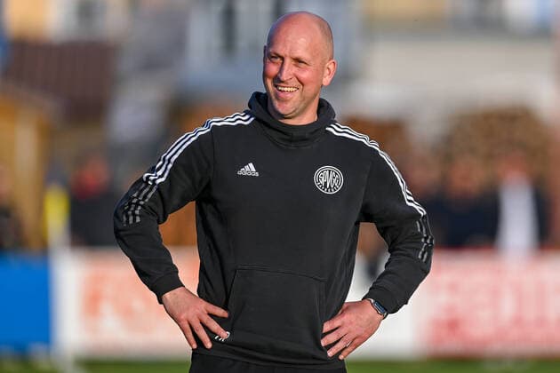 Trainer Timo Rost (Bayreuth) lacht, Freude, freundlich, fröhlich, strahlend, optimistisch, Einzelbild, Aktion, Action, 03.05.2022, Pipinsried (Deutschland), Fussball, Regionalliga Bayern, FC Pipinsried - SpVgg Bayreuth