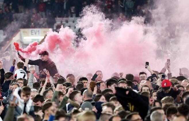 Sport Bilder des Tages Mandatory Credit: Photo by James Marsh Shutterstock (12922043bs) Fans are seen on the pitch after Bournemouth gain promotion to the Premier League. AFC Bournemouth v Nottingham Forest, EFL Sky Bet Championship, Football, Vitality Stadium, Bournemouth, UK - 03 May 2022 EDITORIAL USE ONLY No use with unauthorised audio, video, data, fixture lists, club league logos or live services. Online in-match use limited to 120 images, no video emulation. No use in betting, games or single club league player publications. AFC Bournemouth v Nottingham Forest, EFL Sky Bet Championship, Football, Vitality Stadium, Bournemouth, UK - 03 May 2022 EDITORIAL USE ONLY No use with unauthorised audio, video, data, fixture lists, club league logos or live services. Online in-match use limited to 120 images, no video emulation. No use in betting, games or single club league player publications. Copyright: xJamesxMarsh Shutterstockx 12922043bs
