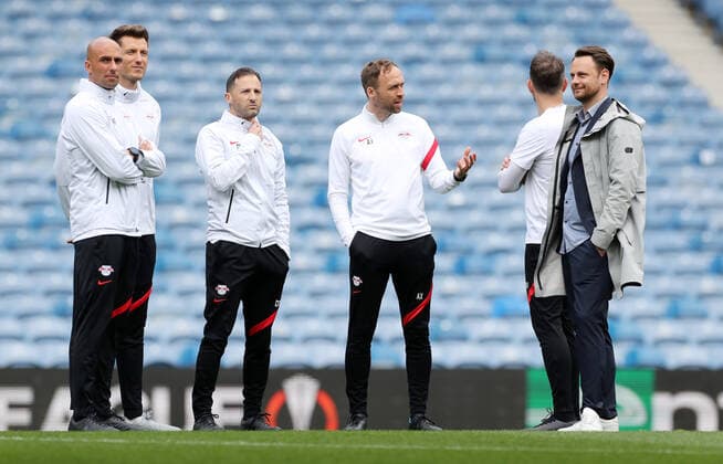 RB Leipzig - Training 04.05.2022 Glasgow, 04.05.2022, Ibrox Stadium, Fussball, UEFA Europa League, Matchday-1, Training RB Leipzig vor dem Halbfinale , Rangers FC Glasgow vs. RB Leipzig. , Im Bild; Trainer Domenico Tedesco, RB Leipzig mit seinem Trainerteam. Athletiktrainer Ruwen Faller (RB Leipzig), Athletiktrainer Daniel Behlau (RB Leipzig), Co Trainer Andreas Hinkel (RB Leipzig), Trainer Domenico Tedesco (RB Leipzig), Co Trainer Max Urwantschky (RB Leipzig), Christopher Vivell (RBL Technischer Direktor), , UEFA regulations prohibit any use of photographs as image sequences and or quasi-video.