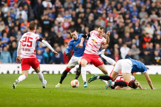 Glasgow Rangers - RB Leipzig 05.05.2022 Glasgow, 05.05.2022, Ibrox Stadium, Fussball, Saison 2021 2022, Europa League, Halbfinale, Glasgow Rangers - RB Leipzig , Im Bild v.l.: Dani Olmo (25, RB Leipzig), Ryan Kent (14, Rangers) und Lukas Klostermann (16, RB Leipzig) UEFA regulations prohibit any use of photographs as image sequences and or quasi-video.