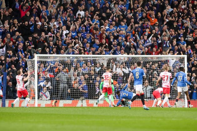 Glasgow Rangers - RB Leipzig 05.05.2022 Glasgow, 05.05.2022, Ibrox Stadium, Fussball, Saison 2021 2022, Europa League, Halbfinale, Glasgow Rangers - RB Leipzig , Im Bild: Tor für Glasgow, James Tavernier (2, Rangers) trifft zum 1:0 UEFA regulations prohibit any use of photographs as image sequences and or quasi-video.