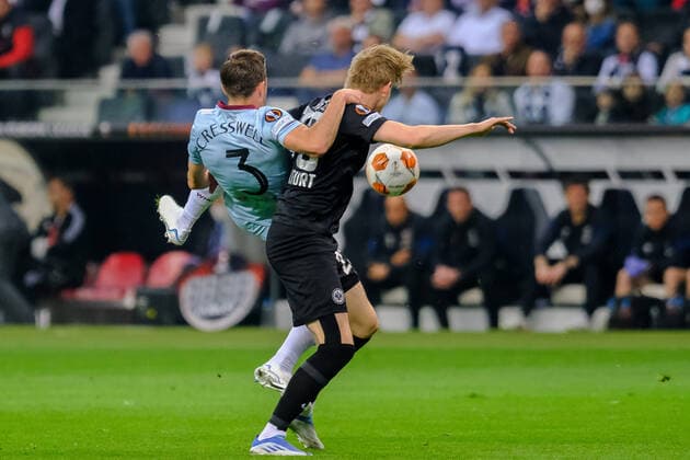 Foul Rote Karte von Aaron Cresswell (West Ham United, 3) an Jens Petter Hauge (Eintracht Frankfurt, 23), Eintracht Frankfurt vs. West Ham United, Fussball, Europa League, Halbfinale, Rueckspiel, Saison 2021 2022, 05.05.2022, Eintracht Frankfurt vs. West Ham United, Fussball, Europa League, Halbfinale, Rueckspiel, Saison 2021 2022, 05.05.2022 Frankfurt am Main Copyright: xEibner-Pressefotox EP_EER