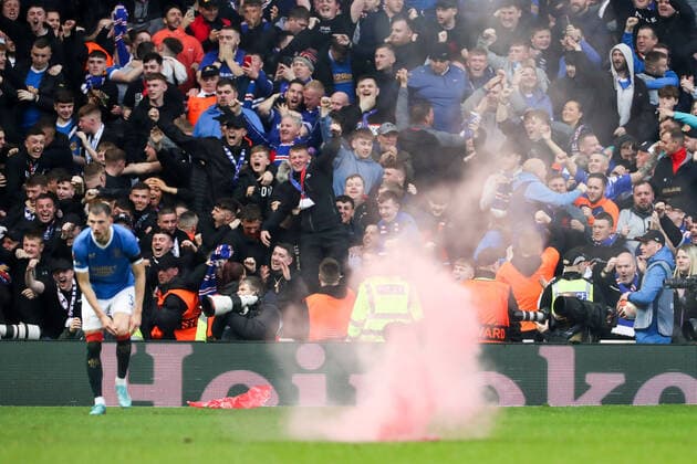 Glasgow Rangers - RB Leipzig 05.05.2022 Glasgow, 05.05.2022, Ibrox Stadium, Fussball, Saison 2021 2022, Europa League, Halbfinale, Glasgow Rangers - RB Leipzig , Im Bild: Tor für Glasgow, Torjubel nach dem 2:0, Fans werfen Rauchbombe auf des Spielfeld UEFA regulations prohibit any use of photographs as image sequences and or quasi-video.