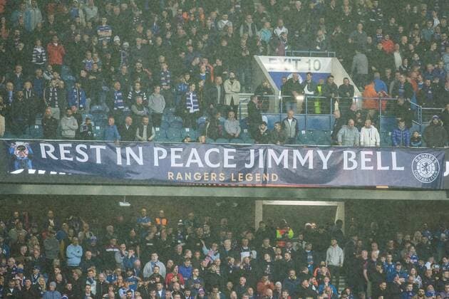 Sport Bilder des Tages Mandatory Credit: Photo by Kirk O Rourke Rangers FC Shutterstock (12926021ef) Rangers fans with a tribute to Jimmy Bell during the Europa League Semi Final match against RB Leipzig at Ibrox Stadium, Glasgow. Rangers v RB Leipzig, UEFA Europa League, Semi Final, Second Leg, Football, Ibrox Stadium, Glasgow, UK - 05 May 2022 EDITORIAL USE ONLY No use with unauthorised audio, video, data, fixture lists, club league logos or live services. Online in-match use limited to 120 images, no video emulation. No use in betting, games or single club league player publications. Rangers v RB Leipzig, UEFA Europa League, Semi Final, Second Leg, Football, Ibrox Stadium, Glasgow, UK - 05 May 2022 EDITORIAL USE ONLY No use with unauthorised audio, video, data, fixture lists, club league logos or live services. Online in-match use limited to 120 images, no video emulation. No use in betting, games or single club league player publications. Copyright: xKirkxO Rourke RangersxFC Shutterstockx 12926021ef