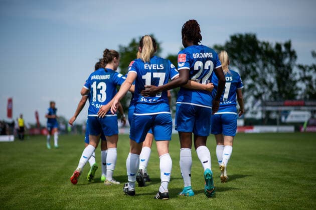 Michaela Brandenburg (SC Sand), Emily Evels (SC Sand), Phoenetia Browne (SC Sand), Chiara Loos (SC Sand) jubeln ueber das Tor zum 1:0, GER, SC Sand vs. FC Koeln, Flyeralarm Frauen Bundesliga, 21. Spieltag, 08.05.2022, Spielzeit 2021 2022 GER, SC Sand vs. FC Koeln, Flyeralarm Frauen Bundesliga, 21. Spieltag, 08.05.2022, Spielzeit 2021 2022 Copyright: xEibner Memmlerx EP_MMR