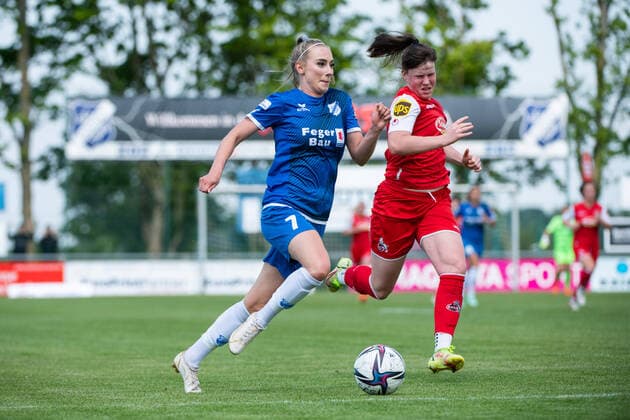 Chiara Loos (SC Sand) trifft das Tor zum 1:0 im Zweikampf mit Adriana Achcinska (1. FC Koeln), GER, SC Sand vs. FC Koeln, Flyeralarm Frauen Bundesliga, 21. Spieltag, 08.05.2022, Spielzeit 2021 2022 GER, SC Sand vs. FC Koeln, Flyeralarm Frauen Bundesliga, 21. Spieltag, 08.05.2022, Spielzeit 2021 2022 Copyright: xEibner Memmlerx EP_MMR