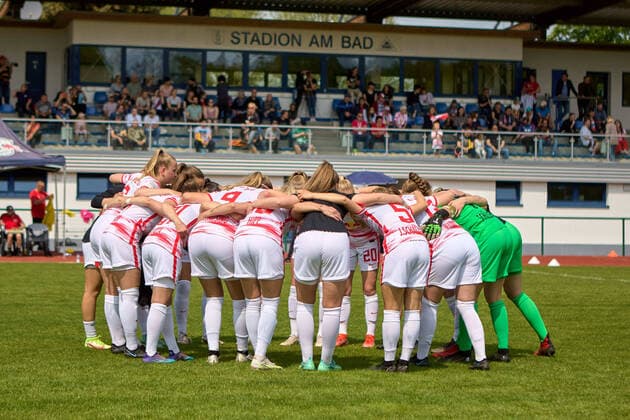 08.05.2022, GER, Frauenfußball, 2. BL, 2021 2022, RB Leipzig - 1. FC Nürnberg RB Leipzig, Mannschafteskreis, vor Anpfiff, Stadion im Hintergrund, vor Tribüne, Fans Markranstädt Stadion am Bad Sachsen Deutschland