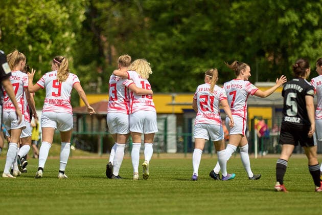08.05.2022, GER, Frauenfußball, 2. BL, 2021 2022, RB Leipzig - 1. FC Nürnberg Mannschaft, RB Leipzig, Jubel, nach Tor von Jenny Hipp (19, RB Leipzig), v.l.n.r.: Marlene Müller (27), Louise Ringsing (9), Lea Mauly (13), Jenny Hipp (19), Vanessa Fudalla (21), Madlen Frank (7) Markranstädt Stadion am Bad Sachsen Deutschland