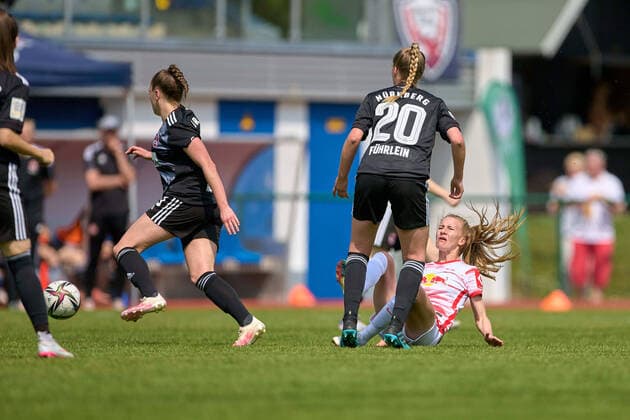 08.05.2022, GER, Frauenfußball, 2. BL, 2021 2022, RB Leipzig - 1. FC Nürnberg Anne Führlein (20, Nürnberg), Marlene Müller (27, re., RB Leipzig) nach Foul, Schmerzen, Ball, Aktion Markranstädt Stadion am Bad Sachsen Deutschland