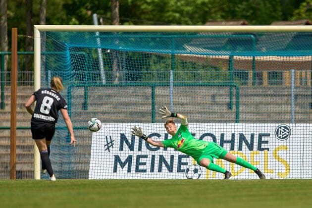 08.05.2022, GER, Frauenfußball, 2. BL, 2021 2022, RB Leipzig - 1. FC Nürnberg Kerstin Bogenschütz (8, li., Nürnberg), Gina Schüller (1, RB Leipzig), Elfmeter, Freisteller, Aktion, Ball im Torr, Ecke geahnt Markranstädt Stadion am Bad Sachsen Deutschland