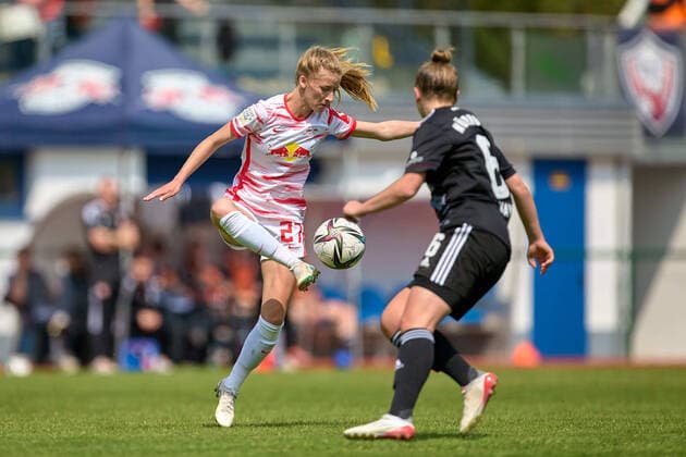 08.05.2022, GER, Frauenfußball, 2. BL, 2021 2022, RB Leipzig - 1. FC Nürnberg Marlene Müller (27, li., RB Leipzig), Jessica May (6, Nürnberg), Zweikampf, mit Ball, Blick zum Ball, gestoppt Markranstädt Stadion am Bad Sachsen Deutschland