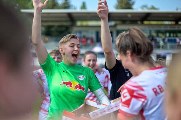 08.05.2022, GER, Frauenfußball, 2. BL, 2021 2022, RB Leipzig - 1. FC Nürnberg Gina Schüller (1, RB Leipzig) Jubel im Mannschaftskreis nach Abpfiff, drei Punkte, Freude, Stolz, vor Tribüne Markranstädt Stadion am Bad Sachsen Deutschland
