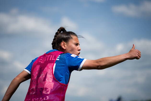 Noemi Gentile (SC Sand) hebt den Daumen, GER, SC Sand vs. FC Koeln, Flyeralarm Frauen Bundesliga, 21. Spieltag, 08.05.2022, Spielzeit 2021 2022 GER, SC Sand vs. FC Koeln, Flyeralarm Frauen Bundesliga, 21. Spieltag, 08.05.2022, Spielzeit 2021 2022 Copyright: xEibner Memmlerx EP_MMR