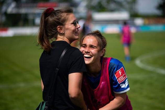 Dominique Bruinenberg (SC Sand), Shai Perl (SC Sand) jubeln ueber den Sieg, GER, SC Sand vs. FC Koeln, Flyeralarm Frauen Bundesliga, 21. Spieltag, 08.05.2022, Spielzeit 2021 2022 GER, SC Sand vs. FC Koeln, Flyeralarm Frauen Bundesliga, 21. Spieltag, 08.05.2022, Spielzeit 2021 2022 Copyright: xEibner Memmlerx EP_MMR