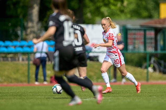 08.05.2022, GER, Frauenfußball, 2. BL, 2021 2022, RB Leipzig - 1. FC Nürnberg Victoria Krug (20, RB Leipzig), Freisteller, Aktion, mit Ball, fokussierter Blick Markranstädt Stadion am Bad Sachsen Deutschland
