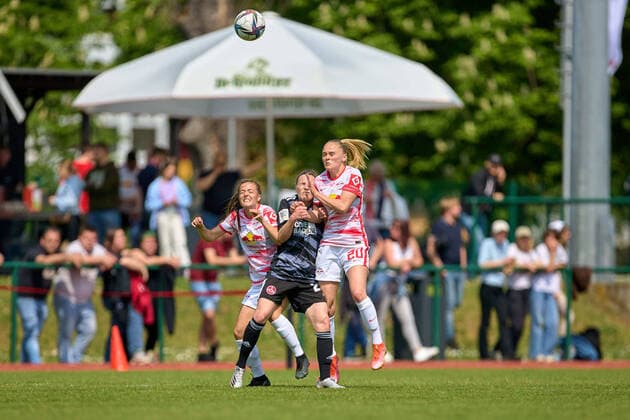 08.05.2022, GER, Frauenfußball, 2. BL, 2021 2022, RB Leipzig - 1. FC Nürnberg v.l.n.r.: Josefine Schaller (5, RB Leipzig, Nastassia Lein (24, Nürnberg), Victoria Krug (20, RB Leipzig) Aktion, Kopfballduell, Ball in der Luft, vor Publikum, alle Augen zu Markranstädt Stadion am Bad Sachsen Deutschland