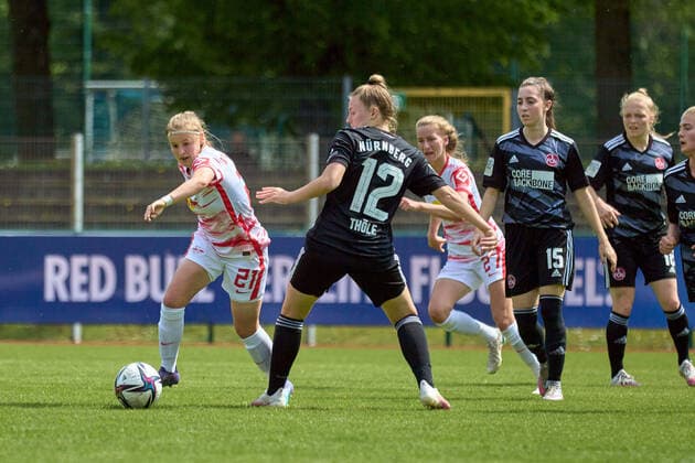 08.05.2022, GER, Frauenfußball, 2. BL, 2021 2022, RB Leipzig - 1. FC Nürnberg Vanessa Fudalle (21, li., RB Leipzig), Amelie Thöle (12, Nürnberg) im Zweikampf um Ball, umgeben von mehreren Spielerinnen Markranstädt Stadion am Bad Sachsen Deutschland