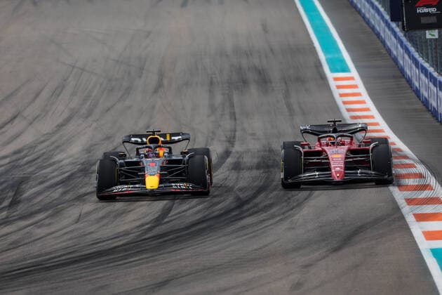 01 VERSTAPPEN Max (nld), Red Bull Racing RB18, action overtaking 16 LECLERC Charles (mco), Scuderia Ferrari F1-75 during the Formula 1 Crypto.com Miami Grand Prix 2022, 5th round of the 2022 FIA Formula One World Championship, WM, Weltmeisterschaft on the Miami International Autodrome, from May 6 to 8, 2022 in Miami Gardens, Florida, United States of America - F1 - MIAMI GRAND PRIX 2022 - RACE DPPI Panoramic GOOD0591
