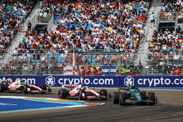 05 VETTEL Sebastian (ger), Aston Martin F1 Team AMR22, action with 20 MAGNUSSEN Kevin (den), Haas F1 Team VF-22 Ferrari during the Formula 1 Crypto.com Miami Grand Prix 2022, 5th round of the 2022 FIA Formula One World Championship, WM, Weltmeisterschaft on the Miami International Autodrome, from May 6 to 8, 2022 in Miami Gardens, Florida, United States of America - F1 - MIAMI GRAND PRIX 2022 - RACE DPPI Panoramic G00D0874