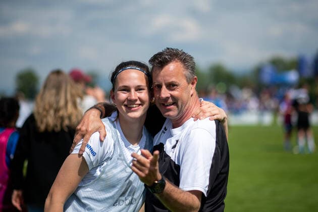 Isabella Scheerder (SC Sand) mit Alexander Fischinger (SC Sand, Trainer), GER, SC Sand vs. FC Koeln, Flyeralarm Frauen Bundesliga, 21. Spieltag, 08.05.2022, Spielzeit 2021 2022 GER, SC Sand vs. FC Koeln, Flyeralarm Frauen Bundesliga, 21. Spieltag, 08.05.2022, Spielzeit 2021 2022 Copyright: xEibner Memmlerx EP_MMR