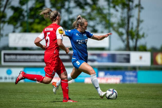 Summer Lynn Green (SC Sand) im Zweikampf mit Kristin Demann (1. FC Koeln), GER, SC Sand vs. FC Koeln, Flyeralarm Frauen Bundesliga, 21. Spieltag, 08.05.2022, Spielzeit 2021 2022 GER, SC Sand vs. FC Koeln, Flyeralarm Frauen Bundesliga, 21. Spieltag, 08.05.2022, Spielzeit 2021 2022 Copyright: xEibner Memmlerx EP_MMR