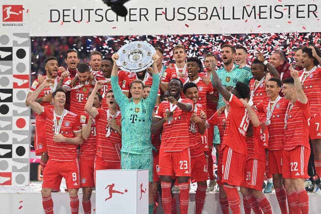 Teamfoto,Team,Mannschaft,Mannschaftsfoto, Manuel NEUER (Torwart Bayern Muenchen) mit Schale,Meisterschale,Cup,Trophaee, Jubel,Freude,Begeisterung, Siegerehrung,Schalenuebergabe. Fussball 1. Bundesliga Saison 2021 2022, 33.Spieltag, Spieltag33. FC Bayern Muenchen-VFB Stuttgart 2-2 am 08.05.2022, A L L I A N Z A R E N A Muenchen.