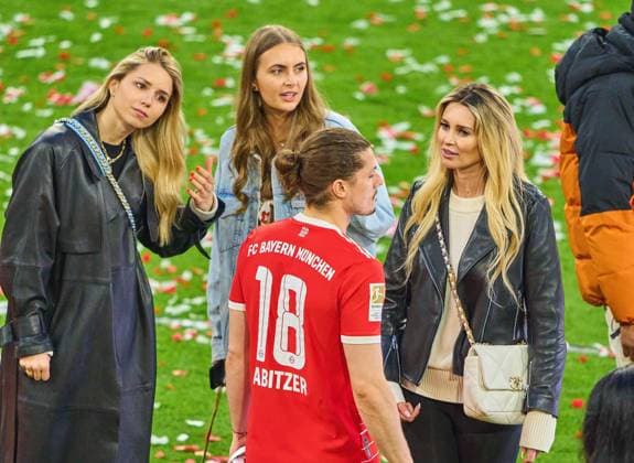 Winners ceremony with Anika Bissel, girlfriend of Manuel Neuer, (L), Christian FRÜCHTL, FCB 36 girlfriend Jana W., (M), Katja Kühne, (R) girlfriend of Marcel Sabitzer, FCB 18 after the match FC BAYERN MÜNCHEN - VFB STUTTGART 2-2 1.German Football League on Mai 08, 2022 in Munich, Germany. Season 2021 2022, match day 33, 1.Bundesliga, Muenchen, 33.Spieltag. FCB,