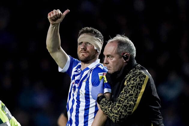 Sport Bilder des Tages Mandatory Credit: Photo by Robbie Stephenson JMP Shutterstock (12932583k) Sam Hutchinson of Sheffield Wednesday is helped off the pitch after picking up a head injury Sheffield Wednesday v Sunderland, UK - 09 May 2022 EDITORIAL USE ONLY No use with unauthorised audio, video, data, fixture lists (outside the EU), club league logos or live services. Online in-match use limited to 45 images (+15 in extra time). No use to emulate moving images. No use in betting, games or single club league player publications services. Sheffield Wednesday v Sunderland, UK - 09 May 2022 EDITORIAL USE ONLY No use with unauthorised audio, video, data, fixture lists (outside the EU), club league logos or live services. Online in-match use limited to 45 images (+15 in extra time). No use to emulate moving images. No use in betting, games or Copyright: xRobbiexStephenson JMP Shutterstockx 12932583k