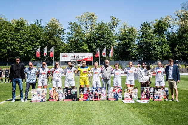 FLYERALARM. Frauen Fussball Bundesliga, 1. FC Koeln - SC Freiburg; 15.05.2022 Der FC Koeln verabschiedet: Peggy Kuznik ( 21, 1. FC Koeln), Sabrina Horvat ( 3, 1. FC Koeln), Francesca Calo ( 2, 1. FC Koeln), Elvira Herzog ( 34, 1. FC Koeln), Kristin Demann ( 5, 1. FC Koeln), Anja Pfluger ( 20, 1. FC Koeln), Rachel Rinast ( 31, 1. FC Koeln), Eunice Beckmann ( 11, 1. FC Koeln), Marith Mueller-Priessen ( 4, 1. FC Koeln) FLYERALARM Frauen Fussball Bundesliga, 1. FC Koeln - SC Freiburg, Koeln, Geissbockheim DFB REGULATIONS PROHIBIT ANY USE OF PHOTOGRAPHS AS IMAGE SEQUENCES AND OR QUASI-VIDEO. Copyright: xBEAUTIFULxSPORTS Wunderlx