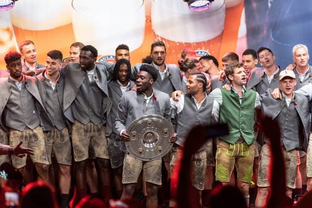 v.l. Kingsley Coman, Marc Roca, Manuel Neuer, Christian Fruechtl, Tanguy Nianzou Kouassi, Omar Richards, Eric Maxim Choupo-Moting, Alphonso Davies, Sven Ulreich, Marcel Sabitzer, Serge Gnabry, Thomas Mueller, Jamal Musiala, Robert Lewandowski, Joshua Kimmich, Co-Trainer Xaver Zembrod, Jubel, Gruppe, Mannschaft, Meisterschale, Fussball FC Bayern Muenchen Meisterfeier und Paulaner Fanfest am 14. Mai 2022 anlaesslich des Gewinns der 32 Deutschen Meisterschaft Nockherberg FC Bayern Muenchen Meisterfeier und Paulaner Fanfest am 14. Mai 2022 Nockherberg, Muenchen