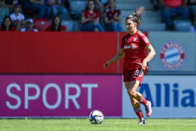 Jovana Damnjanovic (FC Bayern München, FCB, 9) am Ball, Freisteller, Ganzkörper, Einzelbild, Aktion, Action, 15.05.2022, München (Deutschland), Fussball, Flyeralarm Frauen-Bundesliga, FC Bayern München - 1. FFC Turbine Potsdam, DFB DFL REGULATIONS PROHIBIT ANY USE OF PHOTOGRAPHS AS IMAGE SEQUENCES AND OR QUASI-VIDEO.