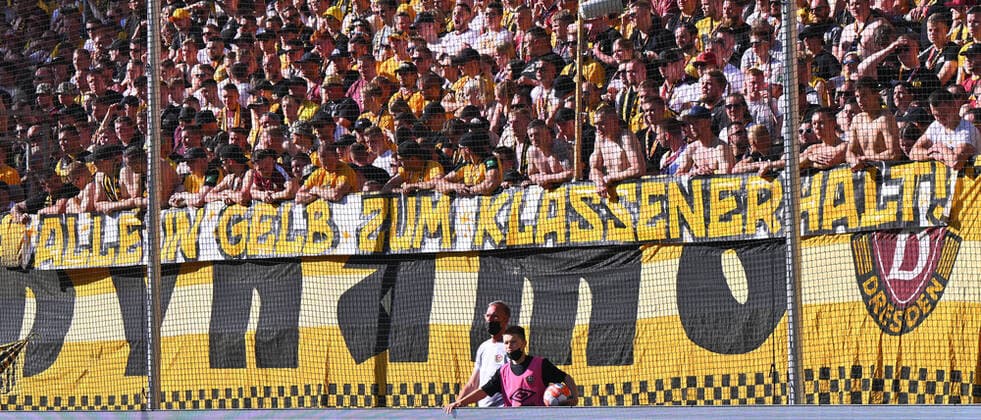 Alle in Gelb zum Klassenerhalt, Plakat im K-Block, Relegation, Relegationsspiel gegen Kaiserslautern, 15.05.2022, Fussball, GER, Saison 2021 2022, 2. Bundesliga, 2. Liga, 34. Spieltag, Rudolf-Harbig-Stadion Dresden, SG Dynamo Dresden - FC Erzgebirge Aue, DFB AND DFL REGULATIONS PROHIBIT ANY USE OF PHOTOGRAPHS as IMAGE SEQUENCES and or QUASI-VIDEO,