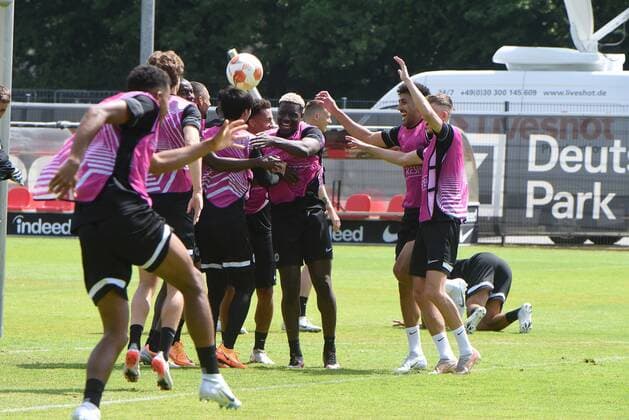 Sport Bilder des Tages 17.05.2022 Frankfurt am Main, Deutsche Bank Park Fussball, 1. Bundesliga, Saison 2021 2022 Eintracht Frankfurt Training vor dem Finale hüpfend Tuta Lucas Silva Melo (Eintracht Frankfurt), Ragnar Ache (21, Eintracht Frankfurt), Aymane Barkok (27, Eintracht Frankfurt), Jesper Lindström (29, Eintracht Frankfurt) emspor, DFL regulations prohibit any use of photographs as image sequences and or quasi-video