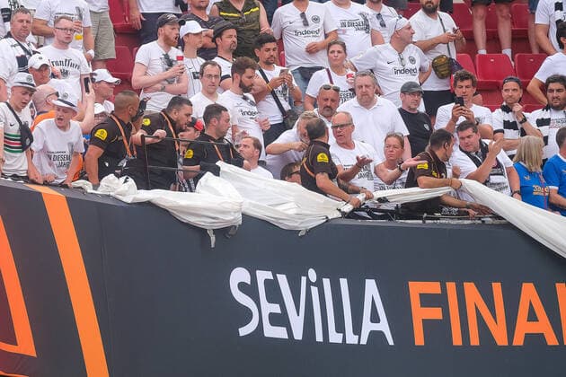 Securtity versucht das Banner der Choreo der Frankfurter zu entfernen, Eintracht Frankfurt vs. Glasgow Rangers, Fussball, Europa League, Finale, Saison 2021 2022, 18.05.2022, Eintracht Frankfurt vs. Glasgow Rangers, Fussball, Europa League, Finale, Saison 2021 2022, 18.05.2022 Sevilla Copyright: xEibner-Pressefotox EP_MBL