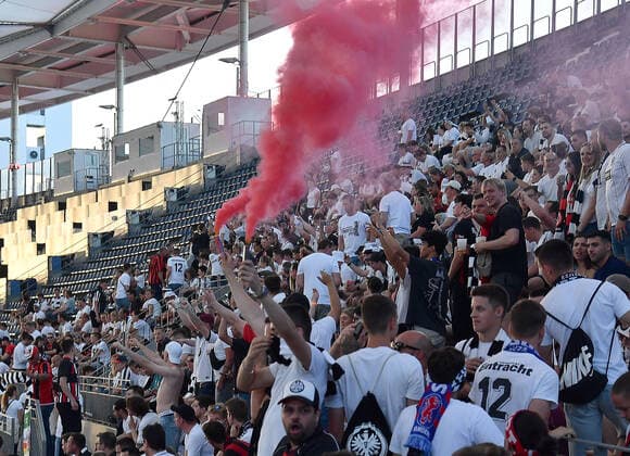 18.05.2022, xhbx, Fussball UEFA Europa League Finale 2022 Public Viewing, Eintracht Frankfurt - Glasgow Rangers emspor, v.l. Fans Eintracht Frankfurt, Stimmung, Schals, Banner, Choreo, Bengalo, Rauch (DFL DFB REGULATIONS PROHIBIT ANY USE OF PHOTOGRAPHS as IMAGE SEQUENCES and or QUASI-VIDEO) Frankfurt am Main