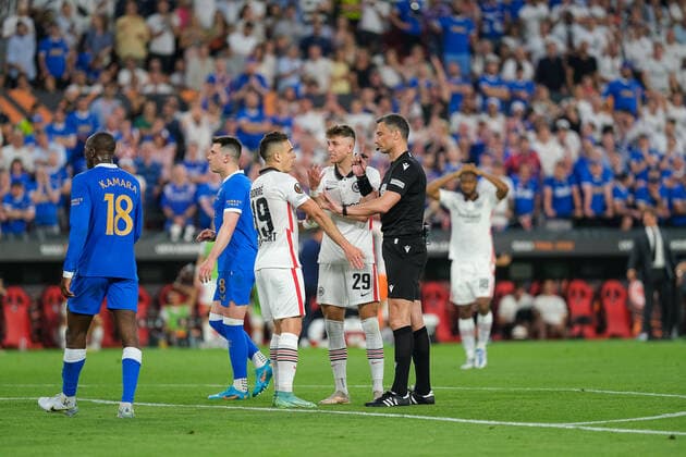Rafael Borre (Eintracht Frankfurt, 19) und Jesper Lindstroem (Eintracht Frankfurt, 29) bei Schiedsrichter Vincic, Eintracht Frankfurt vs. Glasgow Rangers, Fussball, Europa League, Finale, Saison 2021 2022, 18.05.2022, Eintracht Frankfurt vs. Glasgow Rangers, Fussball, Europa League, Finale, Saison 2021 2022, 18.05.2022 Sevilla Copyright: xEibner-Pressefotox EP_MBL