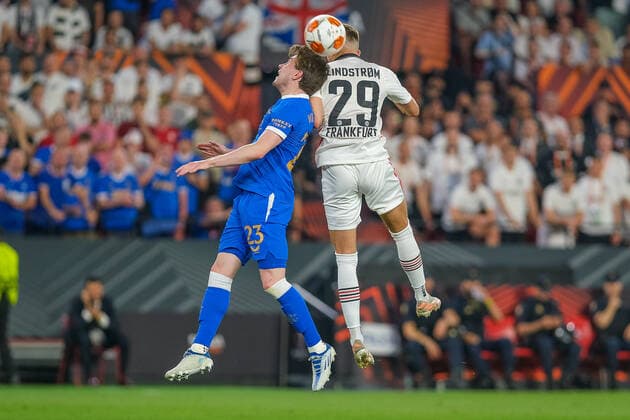 Jesper Lindstroem (Eintracht Frankfurt, 29) im Kopfballduell mit Scott Wright (Glasgow Rangers, 23), Eintracht Frankfurt vs. Glasgow Rangers, Fussball, Europa League, Finale, Saison 2021 2022, 18.05.2022, Eintracht Frankfurt vs. Glasgow Rangers, Fussball, Europa League, Finale, Saison 2021 2022, 18.05.2022 Sevilla Copyright: xEibner-Pressefotox EP_MBL