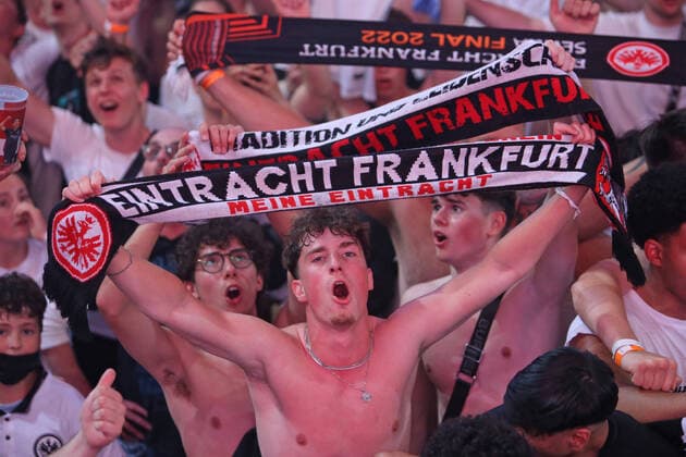Emotionen zum Sieg, Fans beim Pubic Viewing, Emotionen von den daheimgebliebenen Fans, Finale Europa League 2022, Waldstadion Frankfurt, Deutsche Bank Park, Emotionen, öffentliche LIVE-Übertragung , Glasgow Rangers - Eintracht Frankfurt , Fussball, UEFA EURO, EM, Europameisterschaft,Fussball League Final, Saison 2021 2022, Finale, 18.05.2021, Finale UEFA-Pokal 2022, Europapokalwettbewerb für Vereinsmannschaften, Europapokalwettbewerb, Europapokal 2022 -