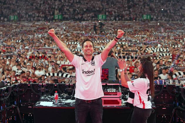Daniel Fischer von FFH feiert den UEFA-Pokalsieg vor der Fanmasse, Fans beim Pubic Viewing, Emotionen von den daheimgebliebenen Fans, Finale Europa League 2022, Waldstadion Frankfurt, Deutsche Bank Park, Emotionen, öffentliche LIVE-Übertragung , Glasgow Rangers - Eintracht Frankfurt , Fussball, UEFA EURO, EM, Europameisterschaft,Fussball League Final, Saison 2021 2022, Finale, 18.05.2021, Finale UEFA-Pokal 2022, Europapokalwettbewerb für Vereinsmannschaften, Europapokalwettbewerb, Europapokal 2022 -