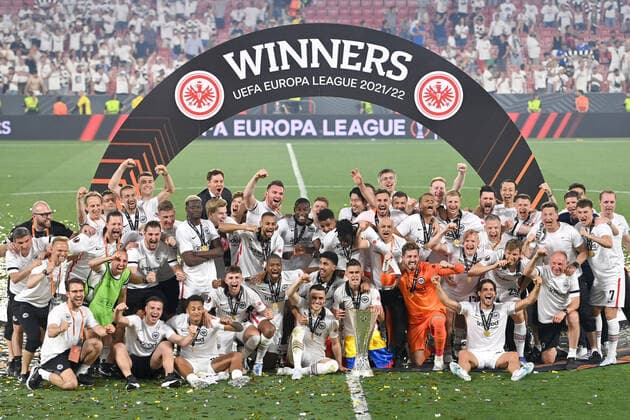 Teamfoto,Team,Mannschaft,Mannschaftsfoto mit Pokal,Cup,Trophaee, Jubel,Freude,Begeisterung, Siegerehrung, Fussball Europa League, Finale Eintracht Frankfurt - Glasgow Rangers 5-4 i.E am 18.05.2022 in Sevilla Estadio Ramon Sanchez-Pizjuan