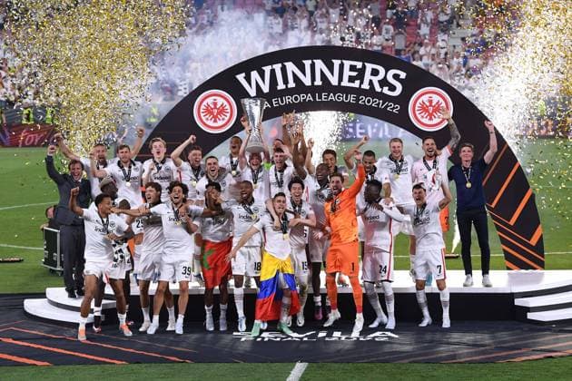 Fußball Europa League Finale Eintracht Frankfurt - Glasgow Rangers am 18.05.2022 im Estadio Ramon Sanchez-Pizjuan in Sevilla Siegerehrung Pokalübergabe Eintracht Frankfurt gewinnt die UEFA Europa League 2021 2022 Sebastian Rode ( Frankfurt ) streckt den UEFA-Cup Pokal Trophäe in die Höhe Kevin Trapp ( Frankfurt ), Evan Ndicka ( Frankfurt ), Djibril Sow ( Frankfurt ), Filip Kostic ( Frankfurt ), Daichi Kamada ( Frankfurt ), Sebastian Rode ( Frankfurt ), Almamy Toure ( Frankfurt ), Rafael Borre ( Frankfurt ), Jesper Lindström ( Frankfurt ), Lucas Silva Melo Tuta ( Frankfurt ), Ansgar Knauff ( Frankfurt ), Martin Hinteregger ( Frankfurt ), Jens Grahl ( Frankfurt ), Kristijan Jakic ( Frankfurt ), Ajdin Hrustic ( Frankfurt ), Sam Lammers ( Frankfurt ), Makoto Hasebe ( Frankfurt ), Ragnar Ache ( Frankfurt ), Timothy Chandler ( Frankfurt ), Jens Petter Hauge ( Frankfurt ), Danny da Costa ( Frankfurt ), Christopher Lenz ( Frankfurt ), Aymen Barkok ( Frankfurt ), Goncalo Paciencia ( Frankfurt ), Oliver Glasner ( Trainer Cheftrainer Frankfurt )