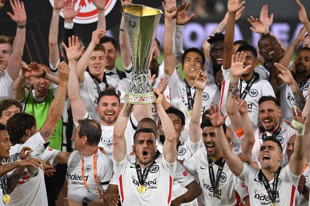 Teamfoto,Team,Mannschaft,Mannschaftsfoto, Filip KOSTIC (Eintracht Frankfurt) mit Pokal,Cup,Trophaee, Jubel,Freude,Begeisterung, Siegerehrung. Fussball Europa League, Finale Eintracht Frankfurt - Glasgow Rangers 5-4 i.E am 18.05.2022 in Sevilla Estadio Ramon Sanchez-Pizjuan